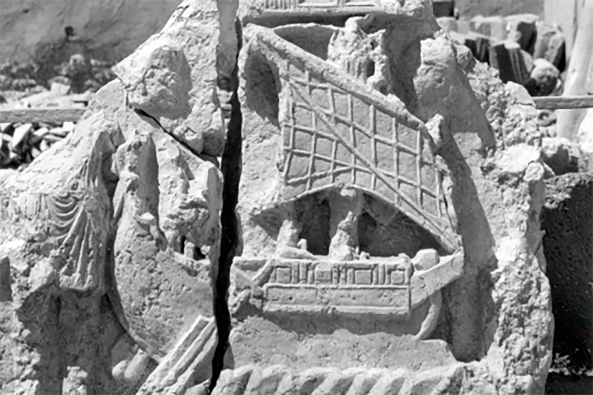Bas-relief avec bateau à voile carrée