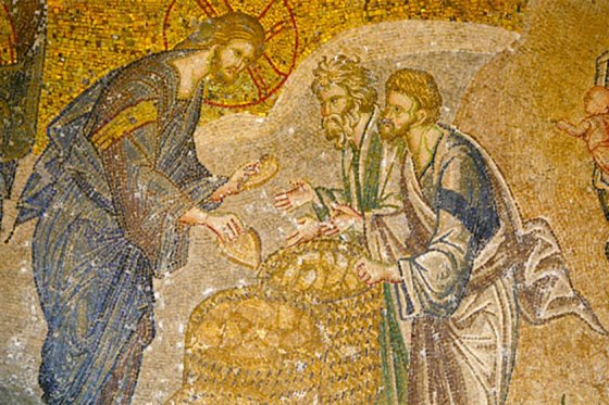 Luc 9,11-17 : Première multiplication : un pain miraculeux pour assimiler la Parole de Dieu - Image d'illustration Image d'illustration